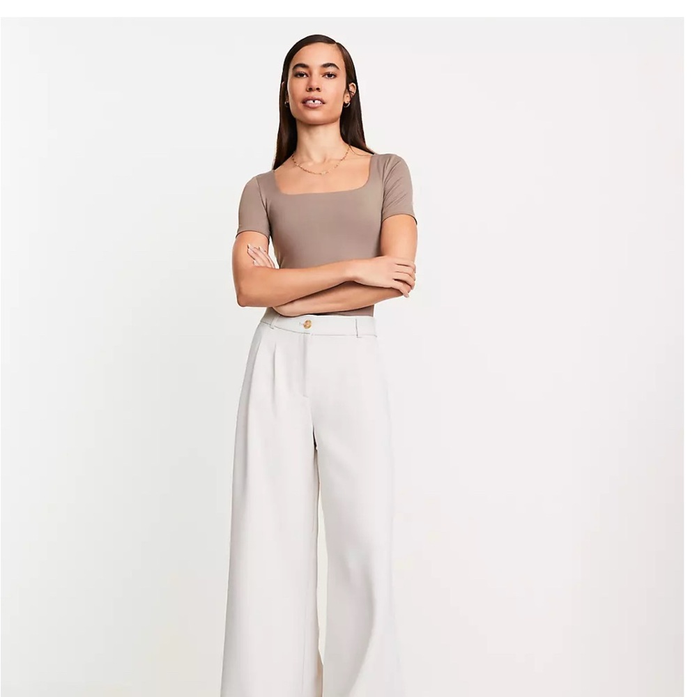 LOFT Taupe Square neck VERSA 360 top